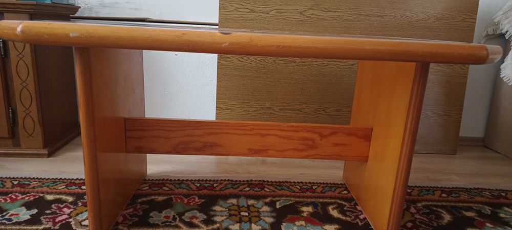 Дървена маса с плот от стъкло