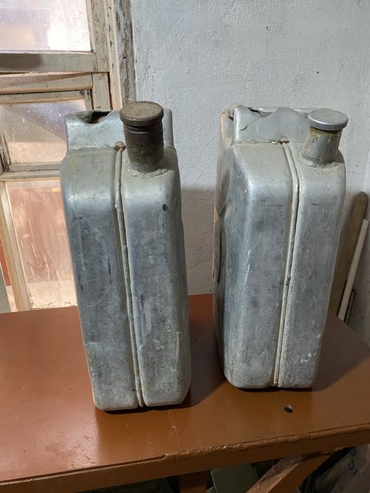 Продам 2  железные канистры для бензина, с закручивающей крышкой