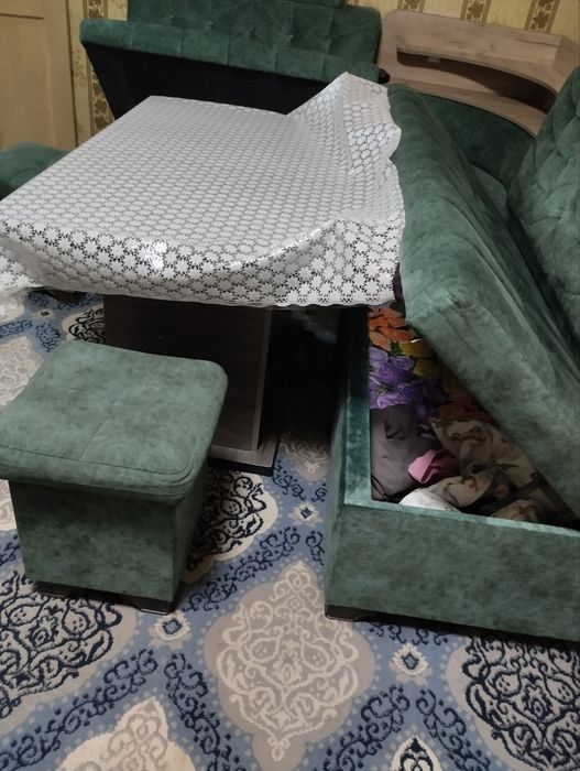 Oshxona uchun ugalok yonida 2 ta taburetkasi bor