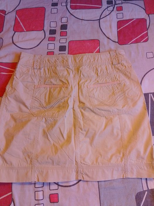 Къса бяла пола с джобчета