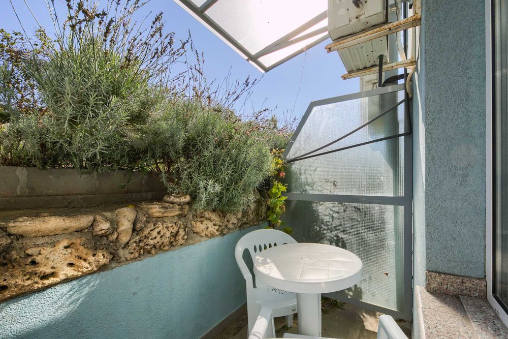 ТОП ЛОКАЦИЯ / Студио с малка кухня и тераса на първа линия с басейн