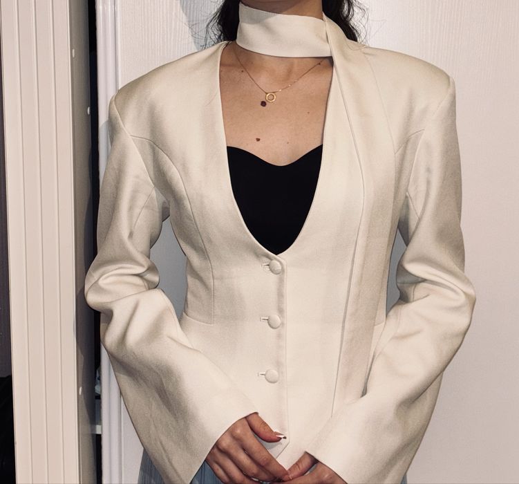 Пиджак приталенный белый