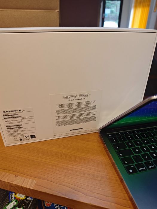 Laptop Apple MacBook Air 13 Retina, M1 , 8GB, SSD 256GB , carcasa, full box + factura !