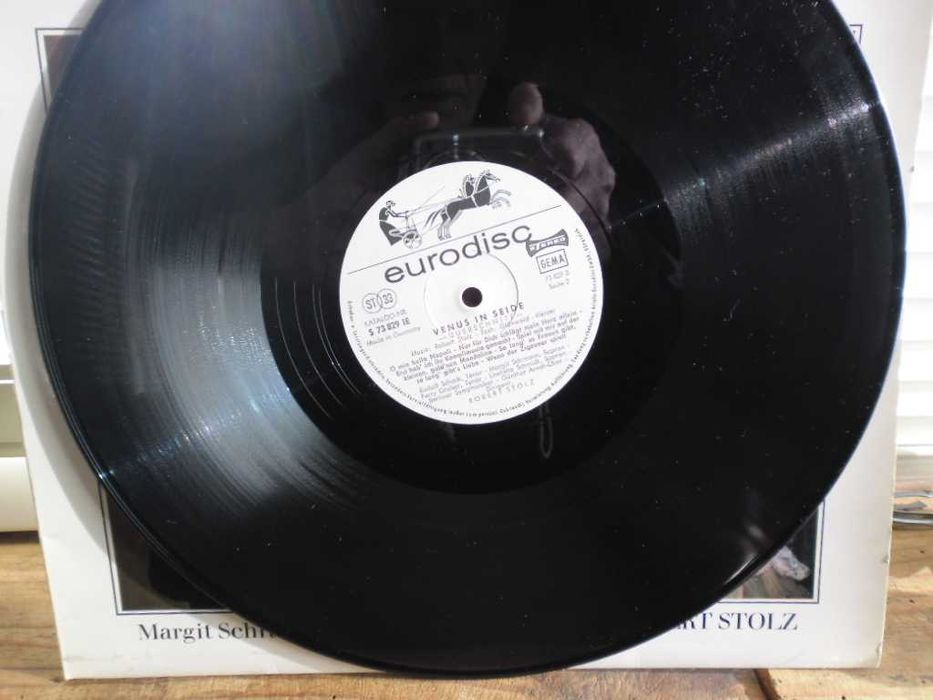 Продавам  малко хубави евтини плочи