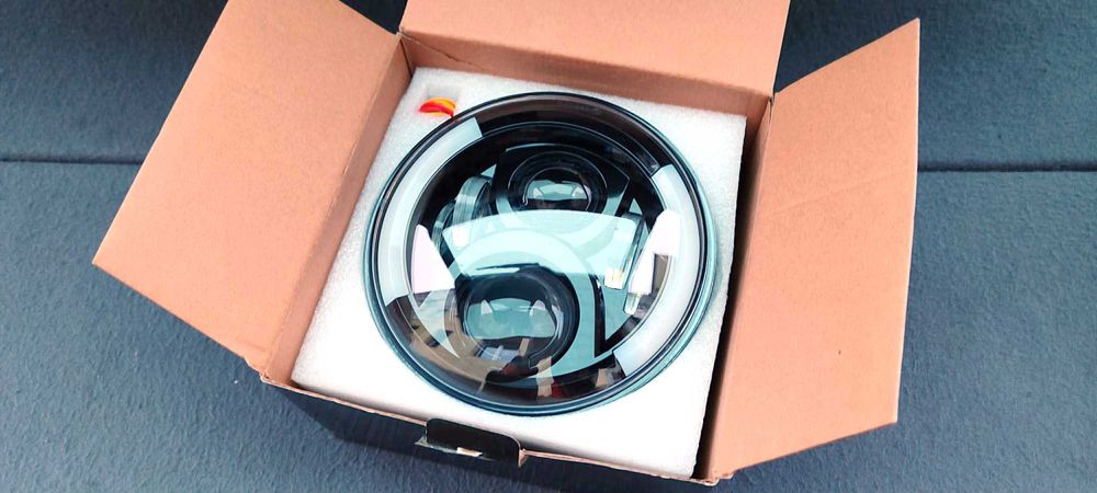 Far motocicleta LED cu semnalizari integrate nou