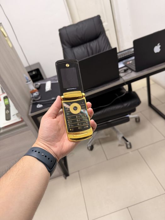 Perfectum Motorola v-9 gold