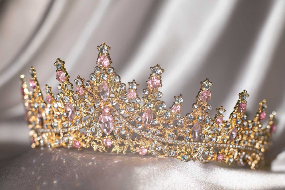 Диадема, корона с нежно розовыми, морганитовыми кристаллами.