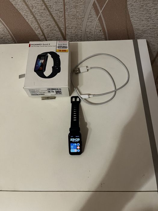 Продам часы huawei band 8