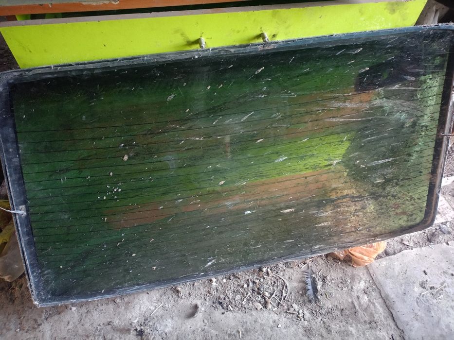 Заднее лобовое стекло