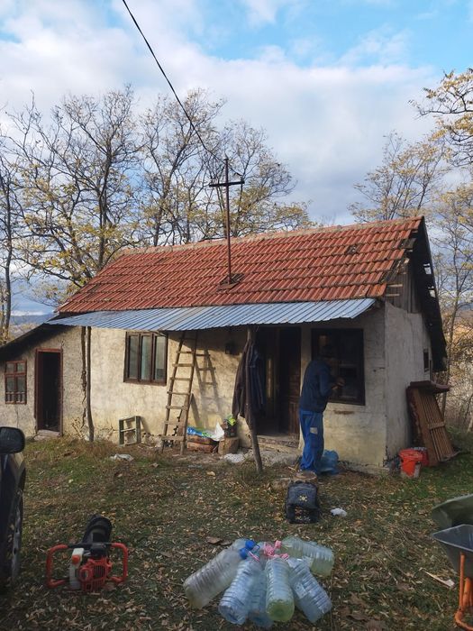 Vând teren cu casa bătrânească