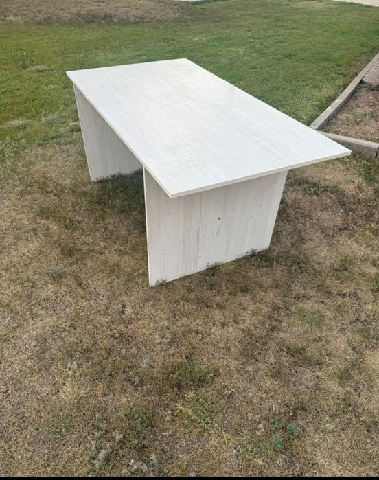 Продаётся детская кроватка и 2 стола