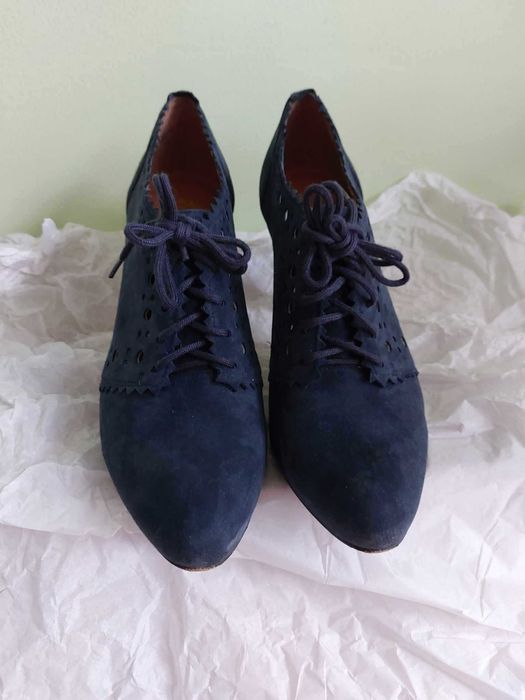 Затворени обукви на висок ток от син велур