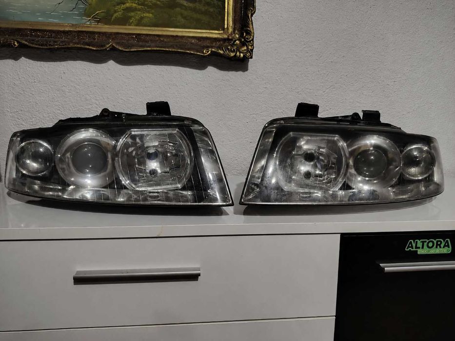 Vând faruri audi ,prezintă o ureche rupta