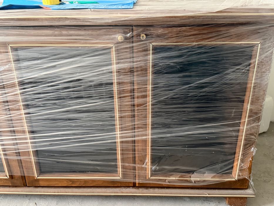 Шкаф от дърво с витрина