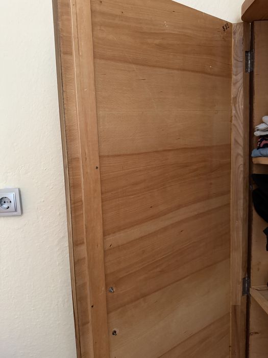 Старинен орехов гардероб и спалня