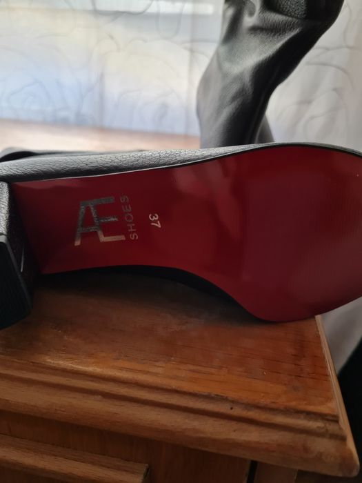 Vând cizme din piele moale făcute la comanda mărimea 37 noi nouțe