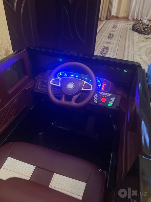 Детский электрический автомобиль с четырьмя колесами