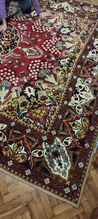Висококачествен вълнен дебел килим тип персийски.