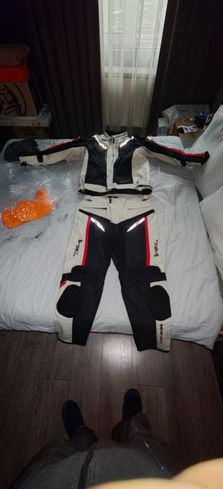 Мото екип, чисто нов