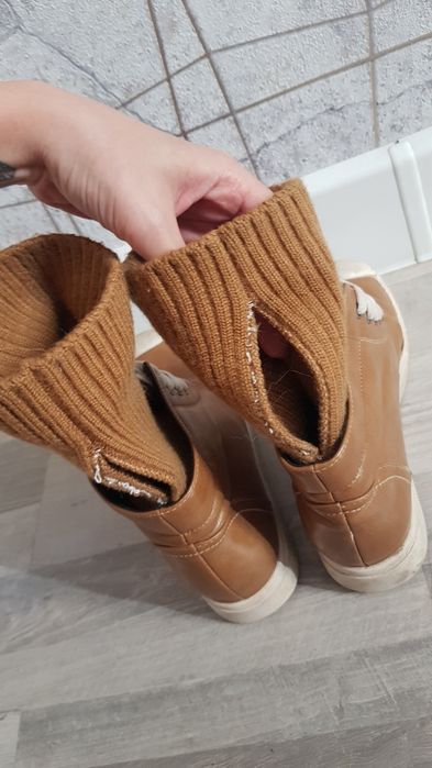 СРОЧНО ПРОДАМ.Ботинки, приблизительно 35-36го размера