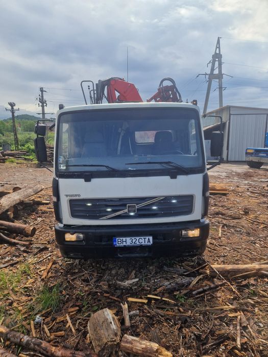 De vânzare 3 camioane si o skoda