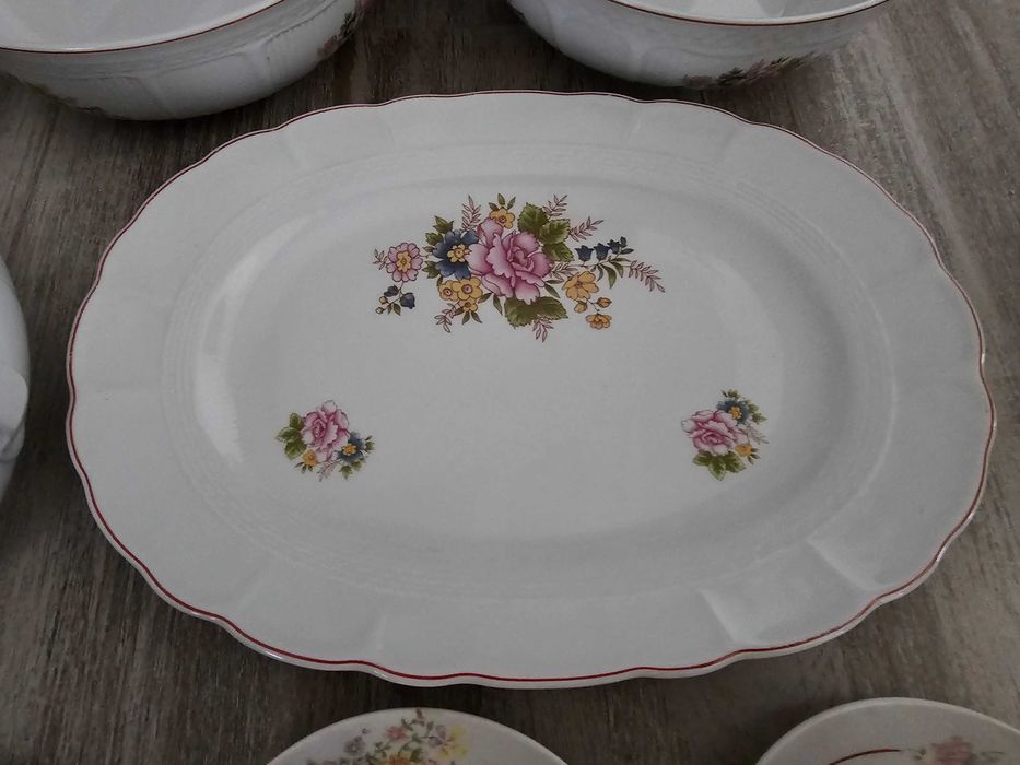 Set complet de veselă din porțelan - model clasic cu flori