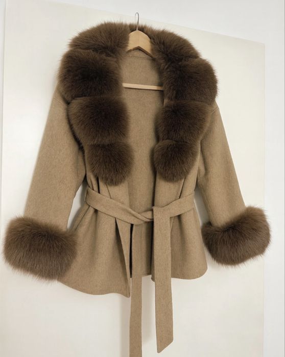 Palton scurt din lana cu blanita la guler si maneci