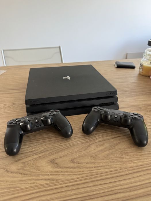 Playstation 4 pro + 2 controllere