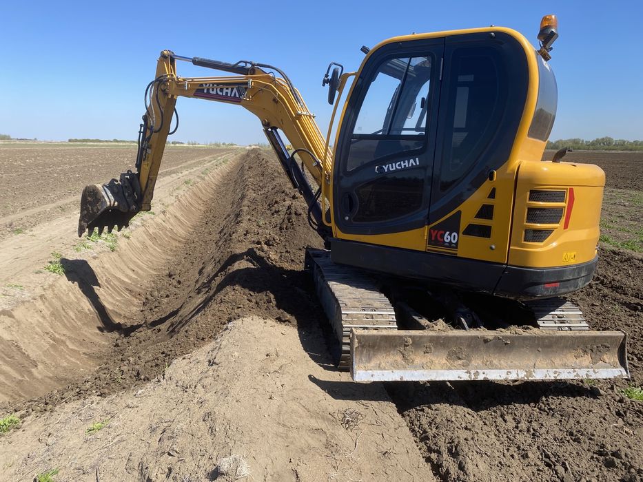 Мини-экскаватор, гидромолот