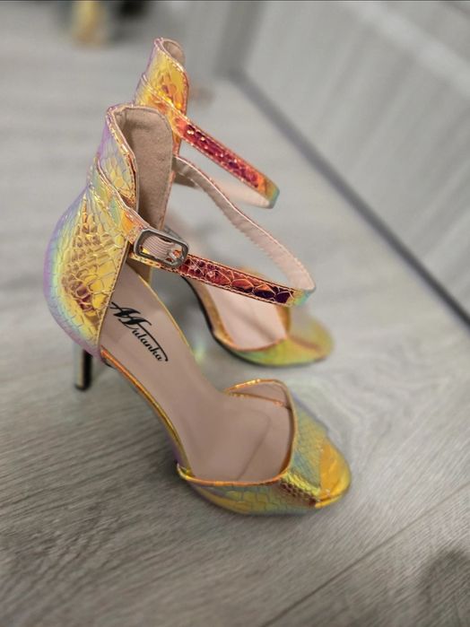 Pantofi cu toc auriu- multicolor