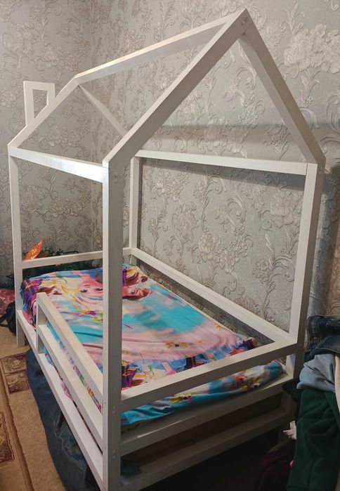 Кровать детская, деревянная, домик