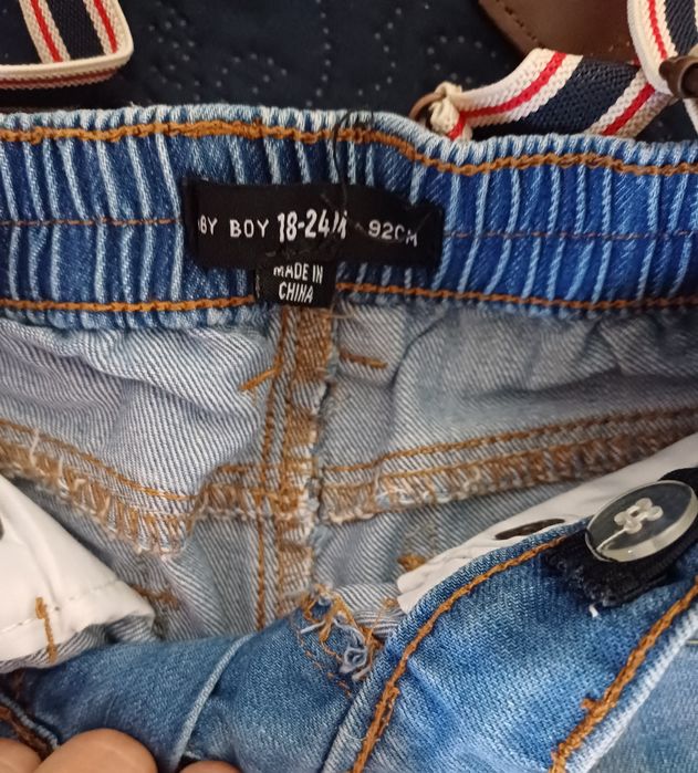 Jeans cu bretele pentru bebeluși