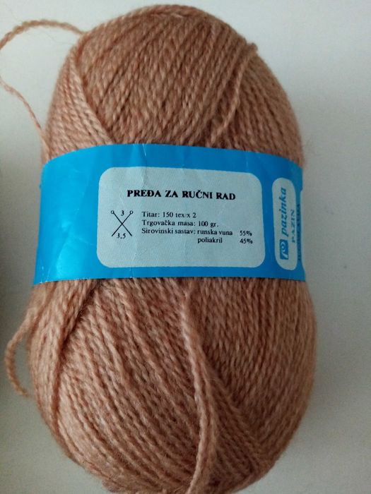 Бяла прежда тип мохер, мека бежова прежда, червен полиакрил, конци.