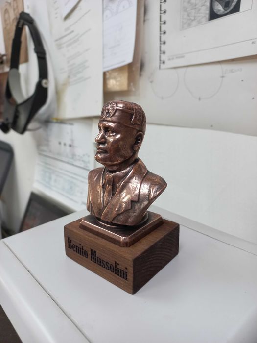 Статуетка-сувенир "бюст на Бенито Мусолини".Медна галванопластика.