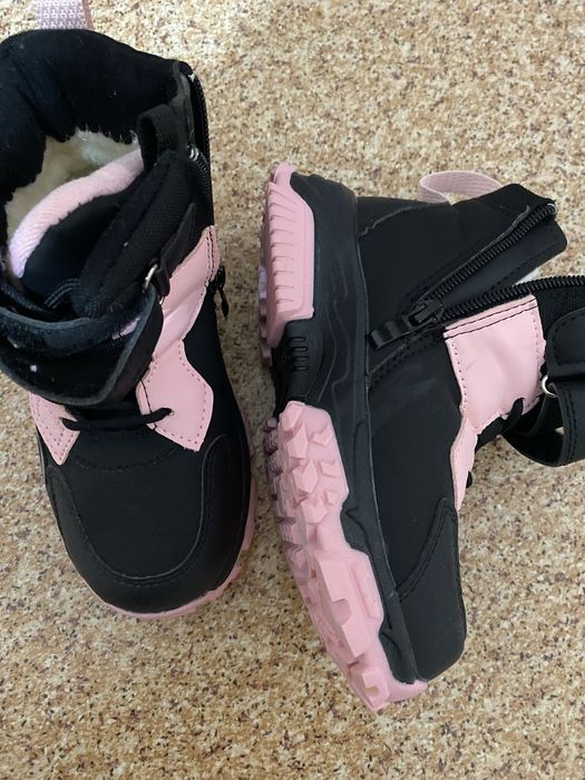 Зимние  девечковые  сапожки  продам .