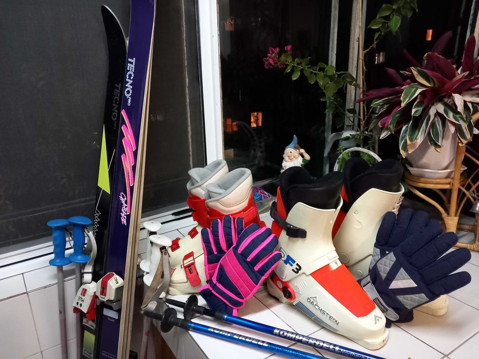 Ски, автомати, ски обувки, щеки и термо ръкавици.