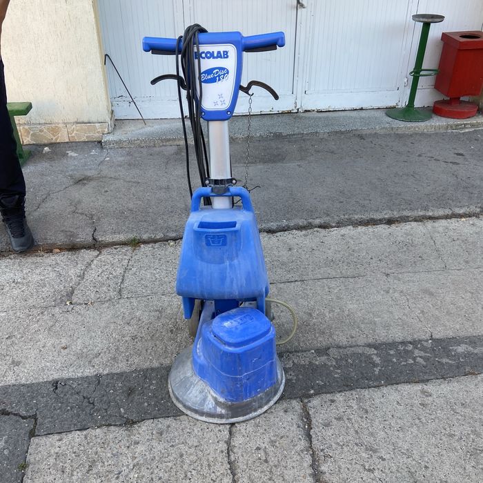 Това е професионална еднодискова машина Ecolab Blue Disc 180, предназначена за почистване, пране на килими и шлайфане/полиране на твърди настилки.