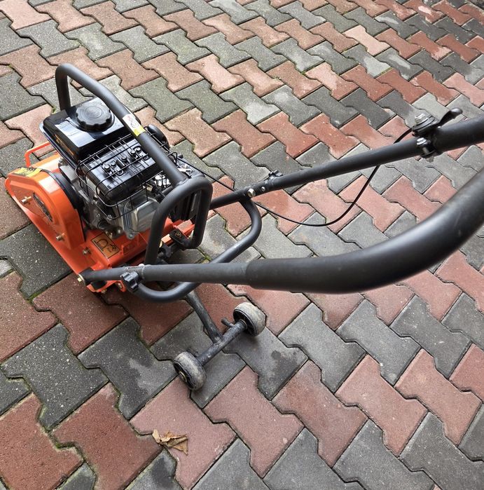 Placa vibro-compactoare BISONTE PC60-L- Stare excelentă