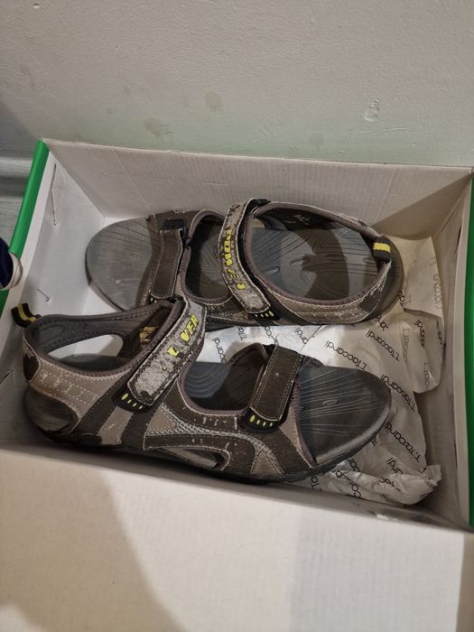 Отдам обувь и подушку