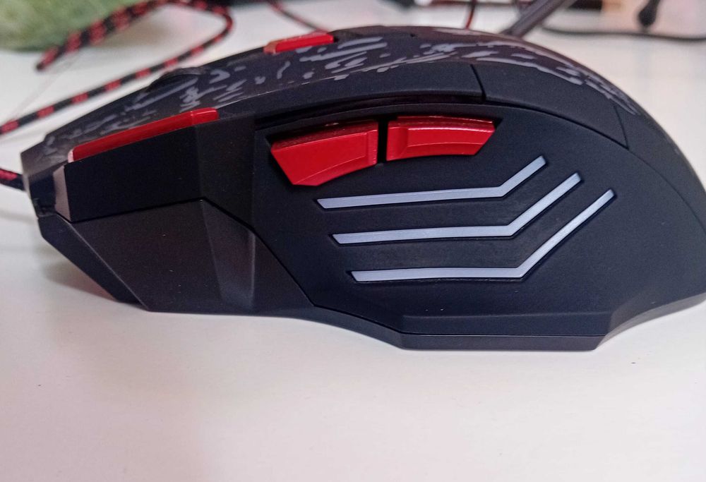 Продавам геймърска мишка HXSL +RGB.