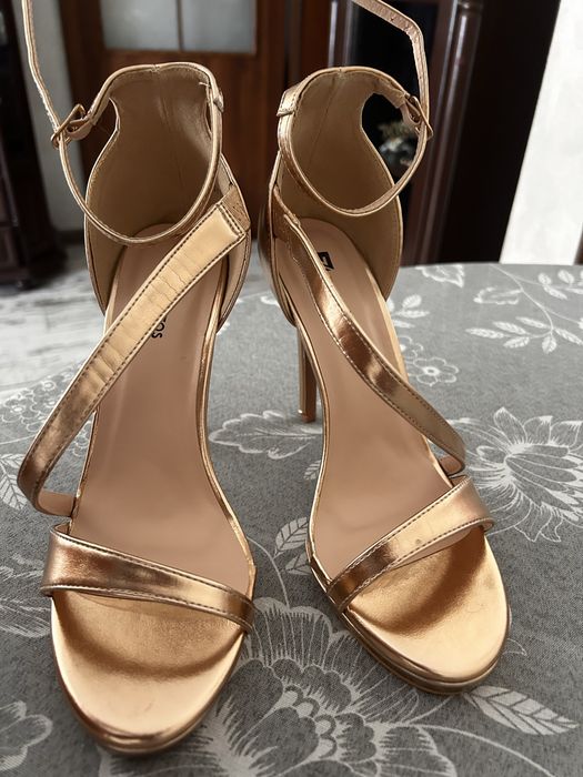 Летни сандали с ток