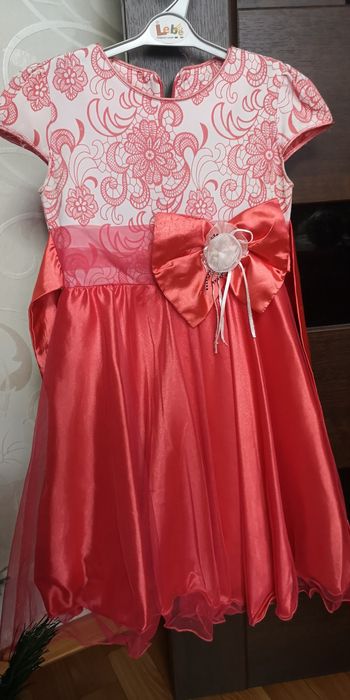 Продам   платья на девочку 3-5лет и джинсовку, и джинсовкут