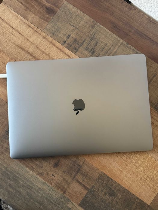 MacBook Pro 15" 2018 | i7 | 32GB RAM | 512GB SSD | Touch Bar | Space Gray Full Box