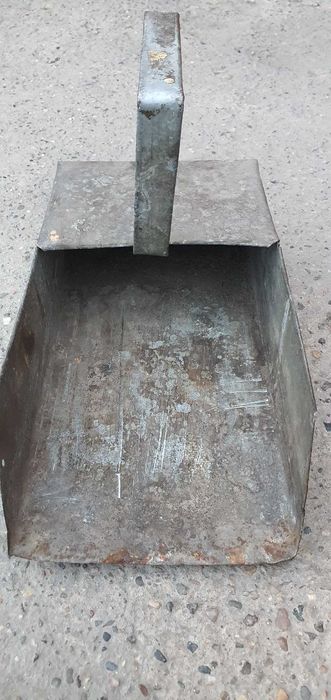 Совок для уборки в цехе