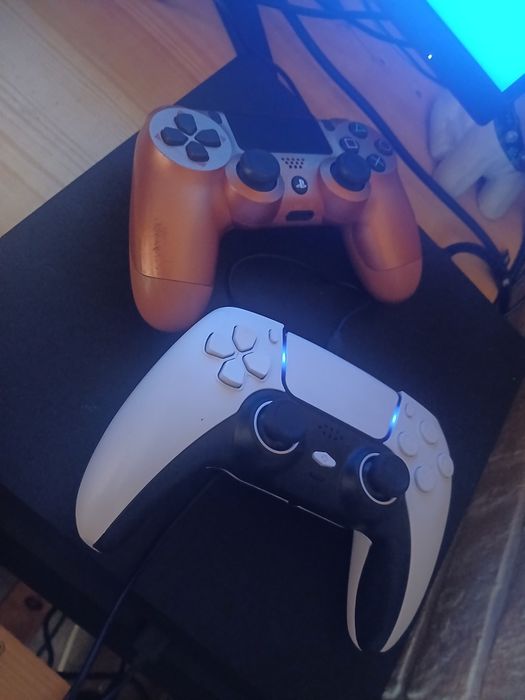 PlayStation4 cu 2 manete + jocuri