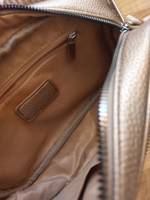 Златиста чанта.        .