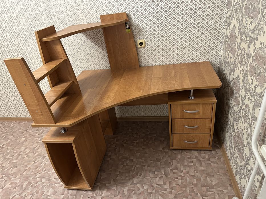 Продам стол компьютерный