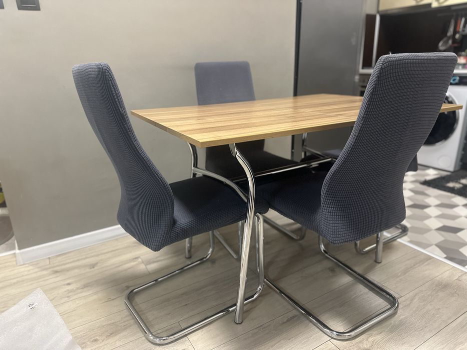 Маса с четири стола