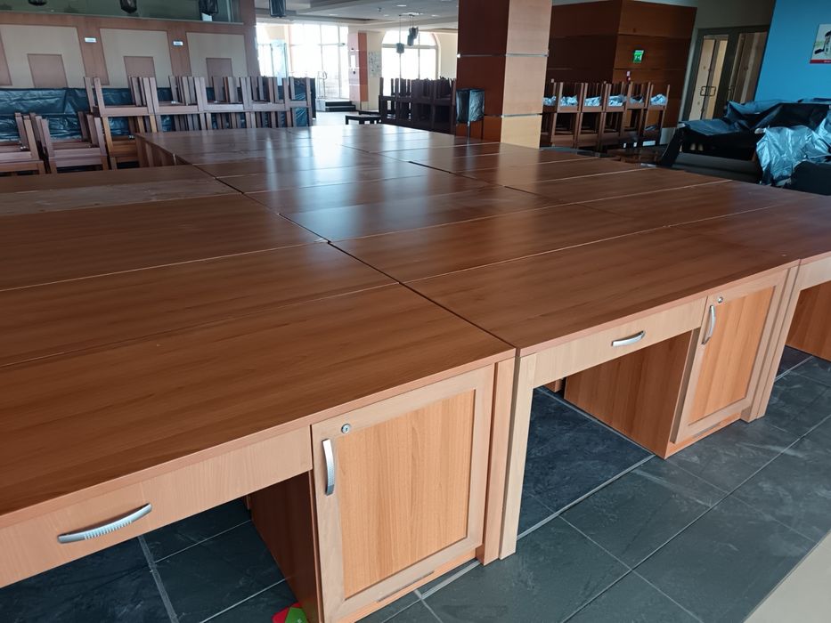 Обзавеждане-маси,бюра