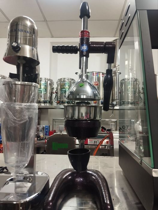 Qiziq joja chap qoli bilan sikni silkitadi